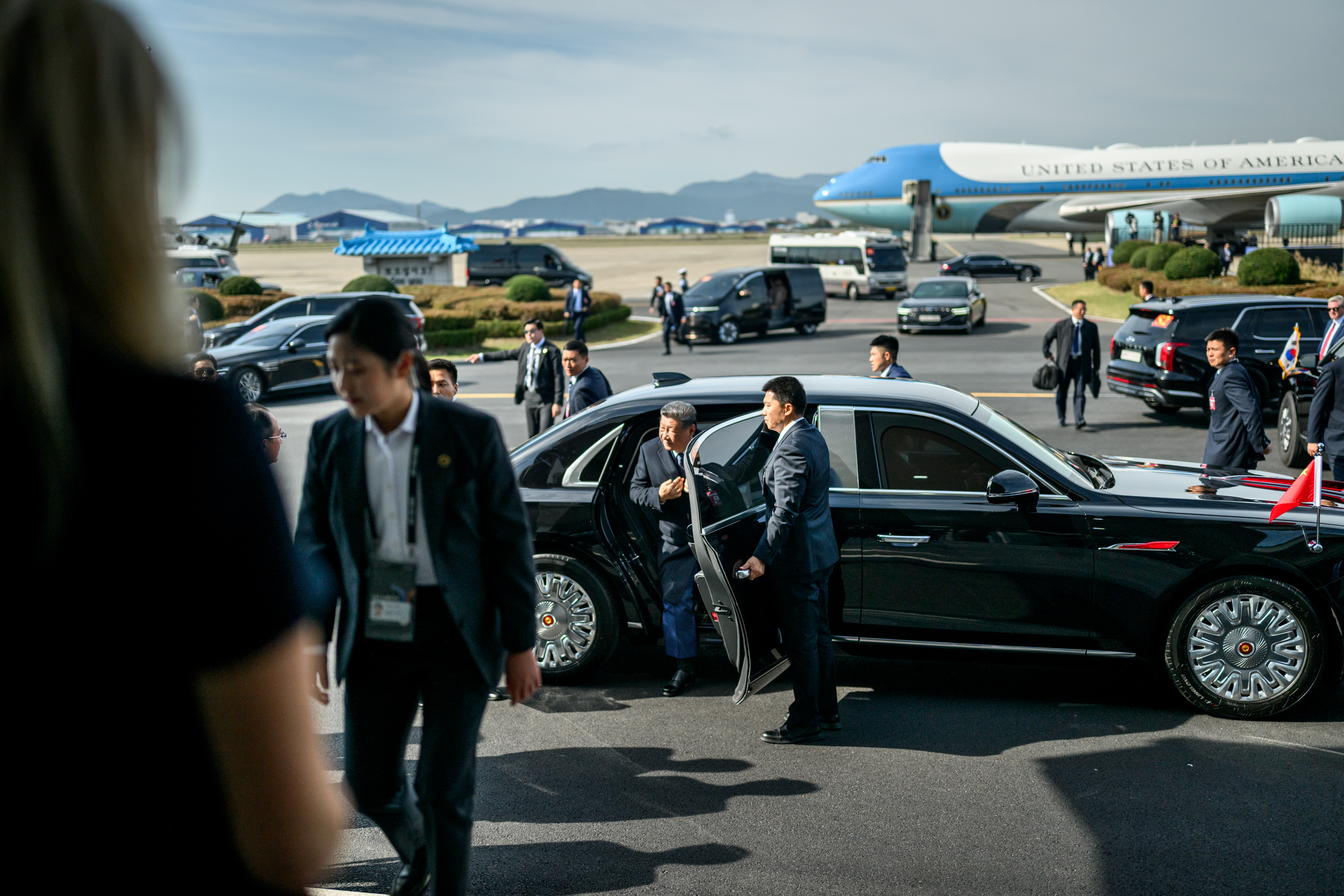 Xi Jinping greeted by U.S. Chief of Protocol.